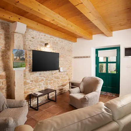 House Eufemia Semesterbostad *